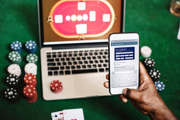 Pengguna membaca ketentuan bonus di mobile